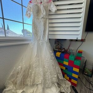 Brand New Wedding dress gown premium Off white gown with tail mesh soft fabric
